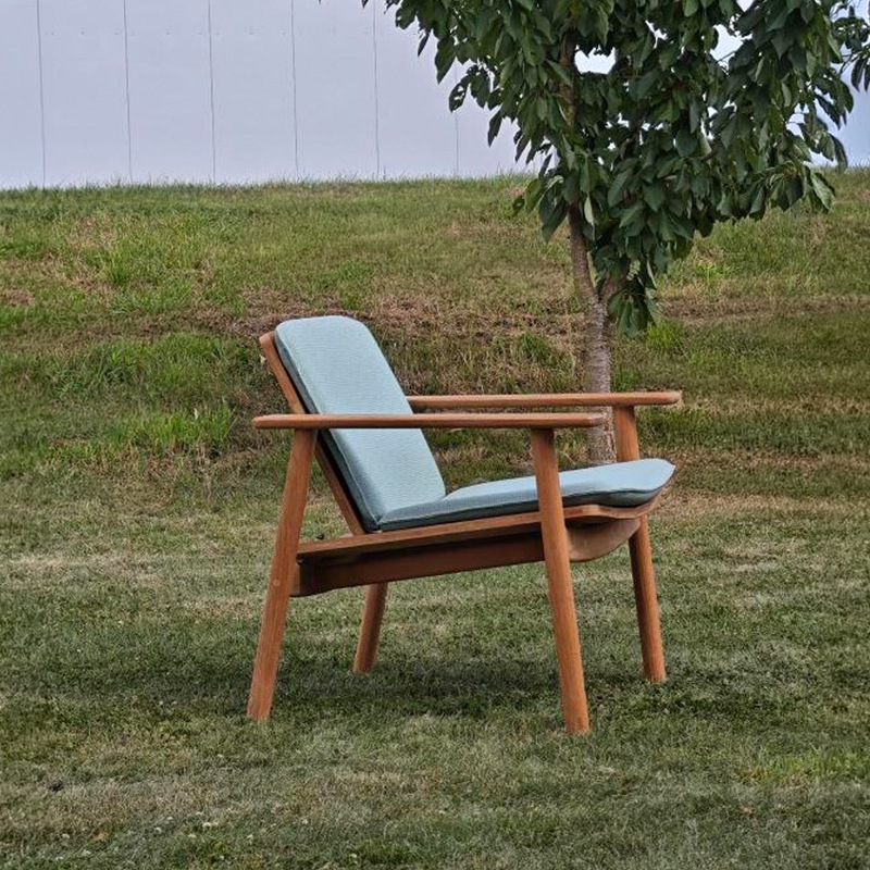Kettal RIVA niedriger Armlehnstuhl, Teak/ Terrain Laminate Lagoon